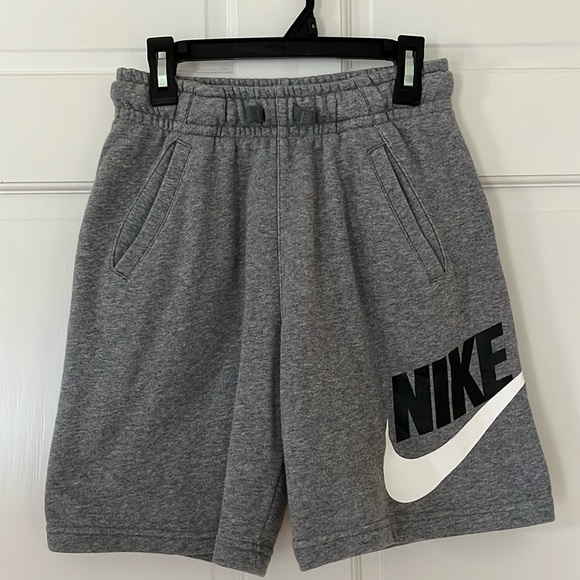 Nike Boys Elastic Shorts Excellent Condition - Picture 1 of 6
